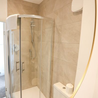 Group Accommodation Yorkshire Dales - Dale House Kettlewell - Bedroom 3 ensuite shower